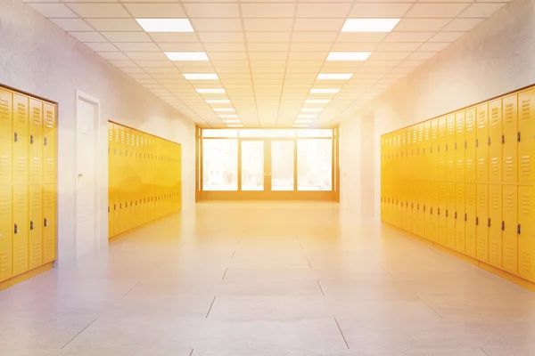 Шкільне лобі з жовтими шафками — стокове фото