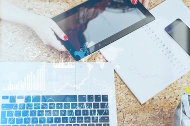 Gadget'lar ile çalışan kadın