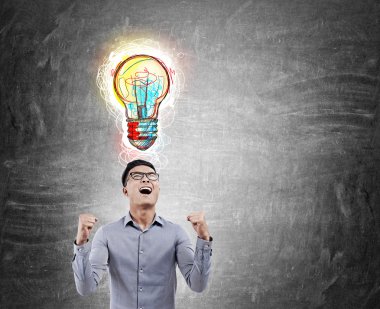 heyecanlı Asyalı adam