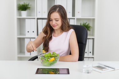 Kadın ofiste Öğle Yemeği