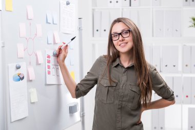 İş kadını semineri yürütüyor