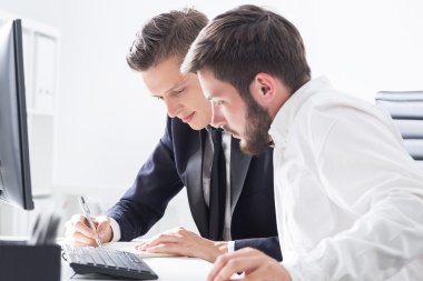 Ekip olarak çalışan iki iş ortağı