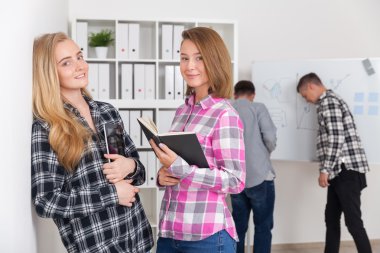 İş yerinde ki iş arkadaşları