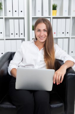 Gülümseyen ofis çalışanı portresi