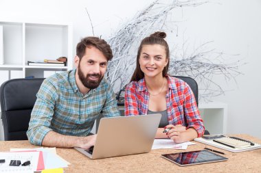 Ofis masasında çalışan iki iş arkadaşı