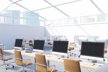 Ofis iç bilgisayar satırlarla