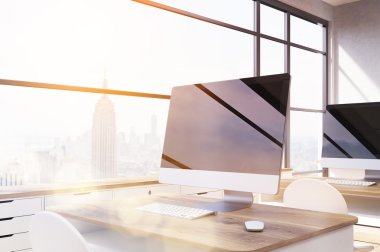 ofiste bilgisayar monitörü