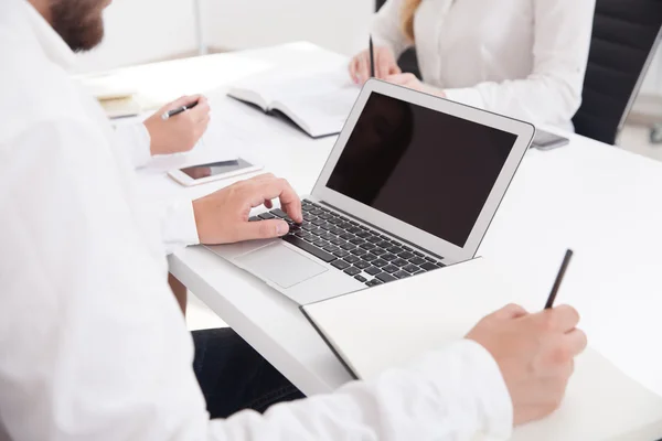 Empresário digitando no teclado e fazendo anotações simultaneamente. Conceito de importância multitarefa para os negócios. Faz asneira. — Fotografia de Stock