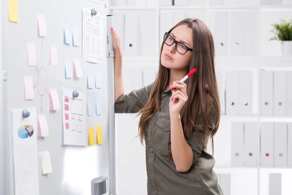 Mujer desarrollando estrategia empresarial — Foto de Stock