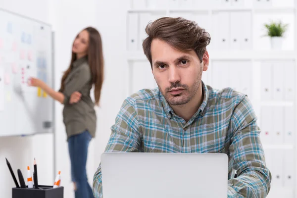 Trabalho em equipa em curso — Fotografia de Stock