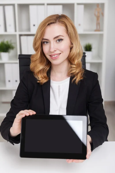 Señora de negocios sosteniendo tableta grande —  Fotos de Stock