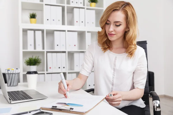 Gráfico de desenho de mulher no papel. Escritório branco com prateleiras e computador. Conceito de estatísticas e utilização de dados . — Fotografia de Stock