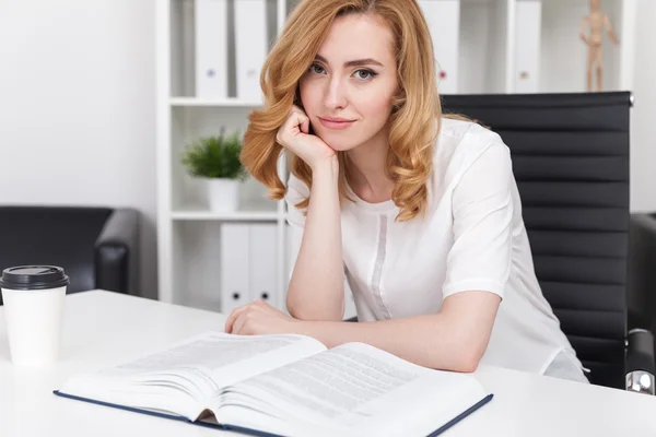 Mujer aburrida con libro —  Fotos de Stock