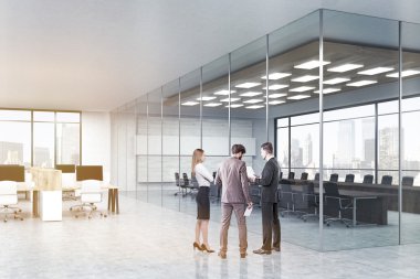 Proje ayrıntılarını tartışan iş arkadaşları