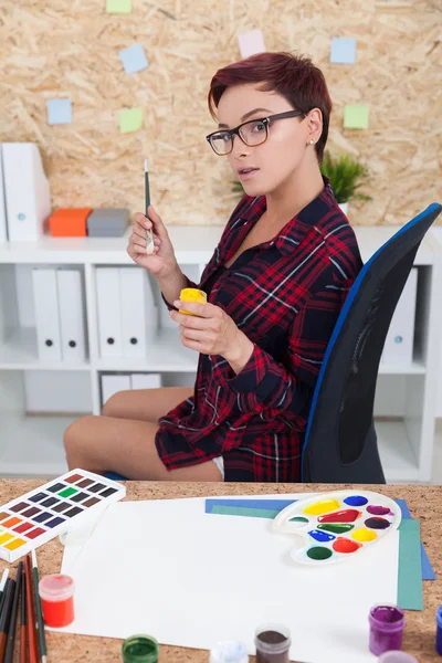 Woman painter in glasses — Stockfoto