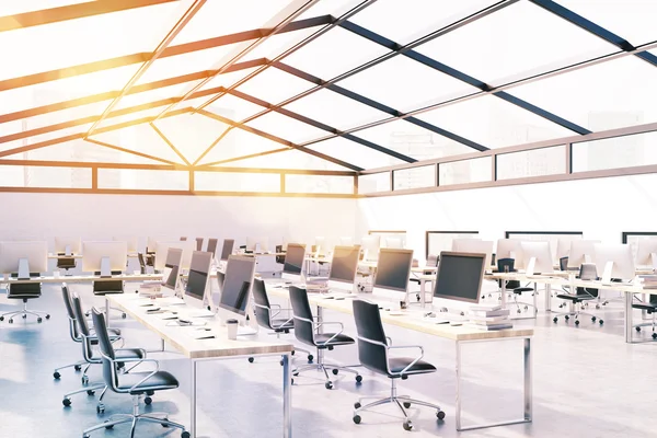 Bureau ensoleillé dans un immeuble haut — Photo