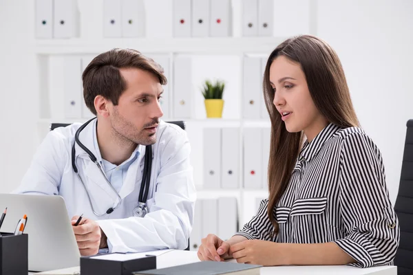 Conversación con el médico paciente — Foto de Stock