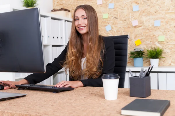 Pretty secretary at work — Stock Photo, Image