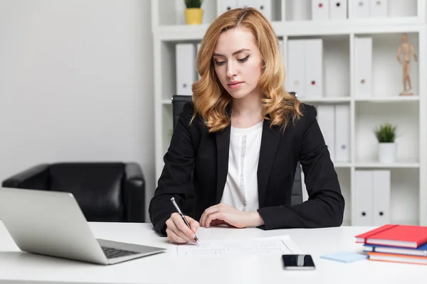 Retrato do trabalhador de escritório — Fotografia de Stock