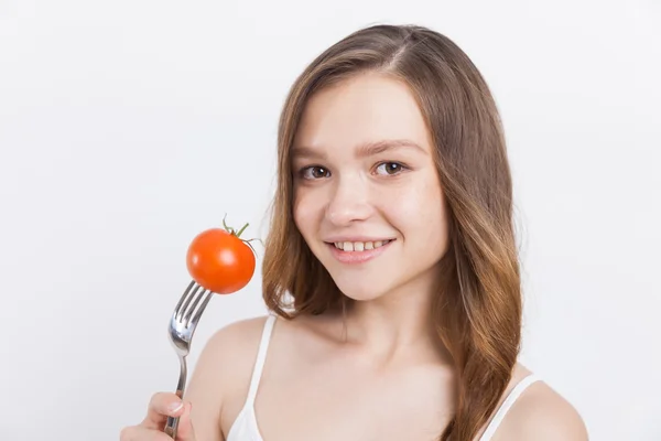 Chica sonriente con tomate —  Fotos de Stock