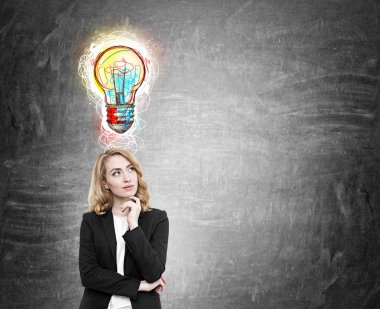 İş kadını parlak bir fikir bulma