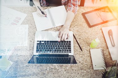 Üniversite öğrencisi iş başında