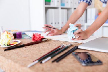 Sanatçının çalışma masası