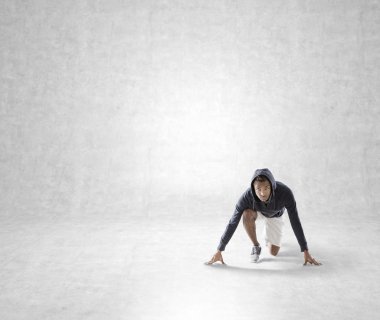 Siyah genç adam sprint için hazırlanıyor