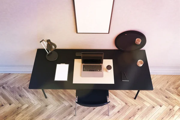 Local de trabalho em casa com laptop na mesa, área de transferência, espelho e cartaz na parede. Conceito de trabalho em casa. renderização 3d. Faz asneira. Imagem tonificada — Fotografia de Stock