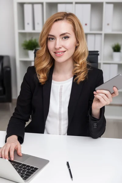 Occupato signora in ufficio — Foto Stock