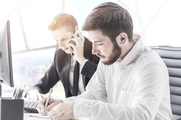 Colegas que trabajan en oficina firme — Foto de Stock