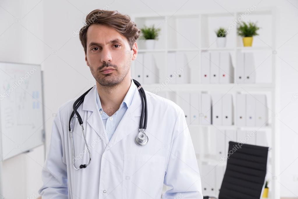 Как должен выглядеть врач. Испуганный врач женщина. Как должен выглядеть врач. Как должен выглядеть врач. Машину смотрит доктор.