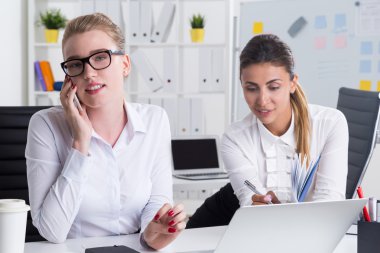 meşgul ofis çalışanları