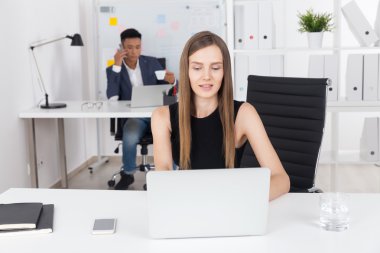 İş kadını her zamanki işini yapıyor