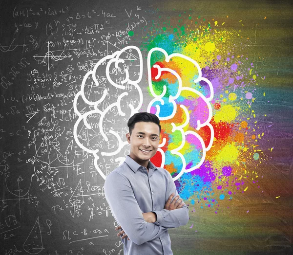 Brain sketch på Blackboard och Asian man — Stockfoto