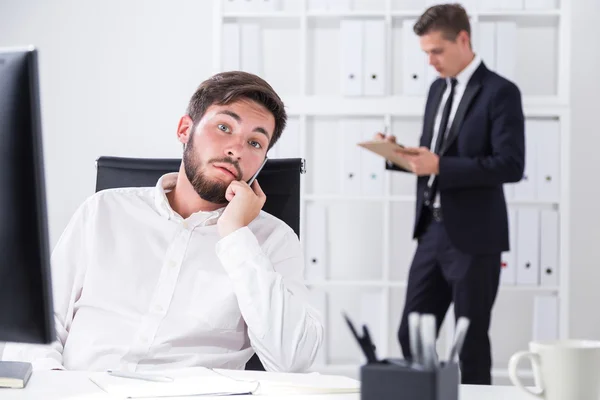 Hommes d'affaires travaillant dans un bureau blanc — Photo