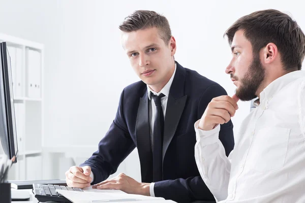 Dos hombres preparándose para negociar con colegas de otra compañía. Concepto de competencia empresarial — Foto de Stock