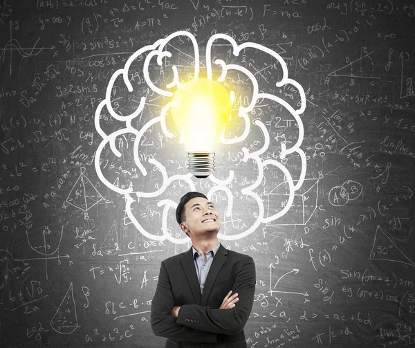 Asiatisk affärsman och Blackboard med hjärna och glödlampa skiss — Stockfoto