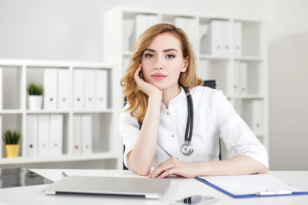 Dromerige dokter portret — Stockfoto