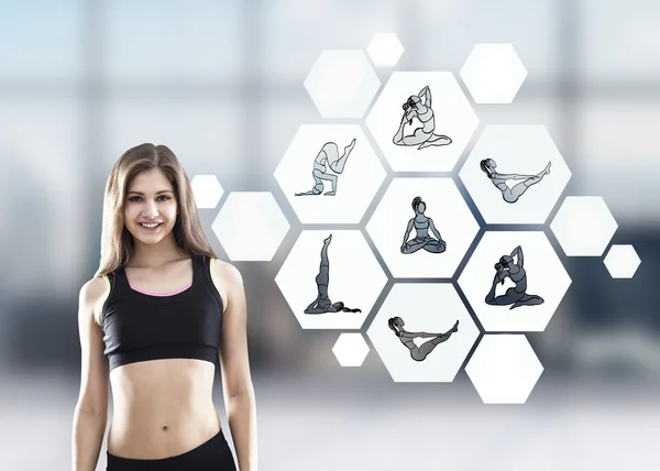 Glimlachend meisje in de sportschool met yoga schetsen — Stockfoto