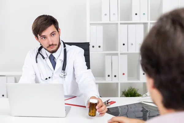 Doctor giving pills — Stock Photo, Image