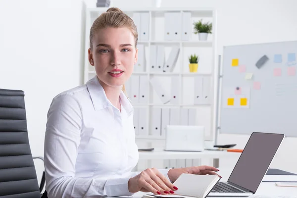 Blond Business Lady porträtt — Stockfoto