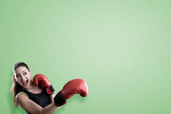 Boxeador novato cerca de pared verde — Foto de Stock