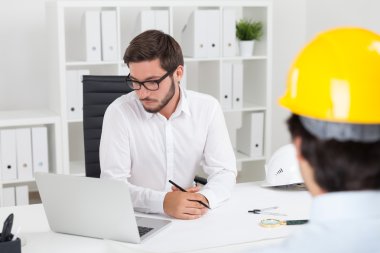 İki inşaat şirketi çalışanı