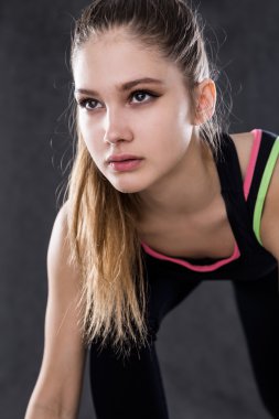 Konsantre kız koşucu