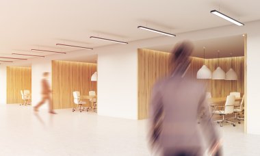 İşadamları ofis lobisinde