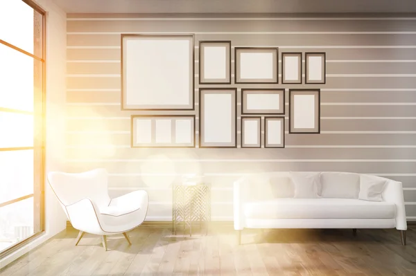 Solbelyst vardagsrum inredning med randiga väggar — Stockfoto
