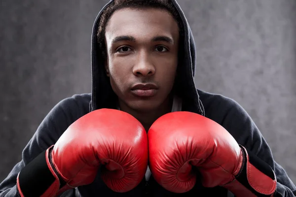 Ciddi Afrikalı-Amerikalı boksör — Stok fotoğraf