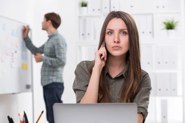 Kantoorpersoneel op de werkplek — Stockfoto