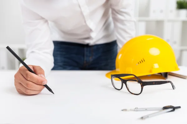 Ingeniero haciendo plano — Foto de Stock